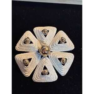 Vintage White & Gold Tone Flower Brooch With Textured Rope Design & Metallic Acc
